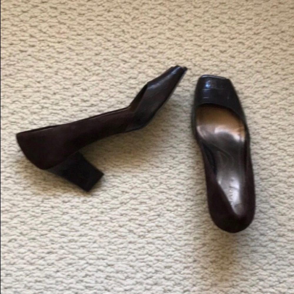 Tahari Brown Suede and patent heels. Sz 7. BNWOT.